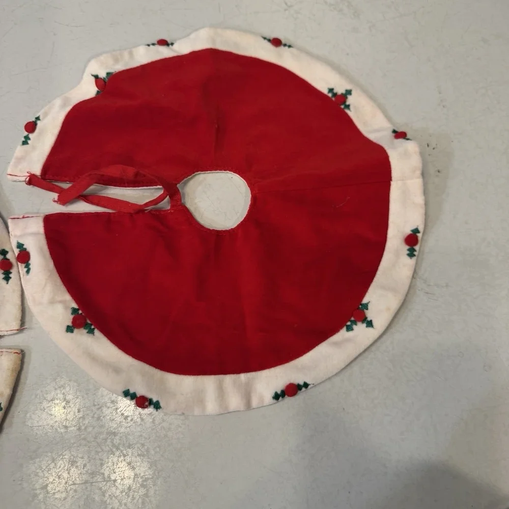 2 Mini Christmas‎ Tree Skirt with Felt Appliqued Holly Berries